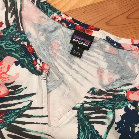 2 Patagonia Sleeveless Tops - Picture 3 of 5